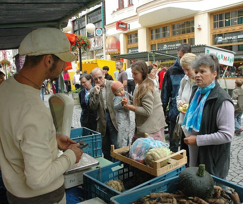 Tepličtí vykoupili premiérový biojarmark, farmáři museli zavřít stánky dřív