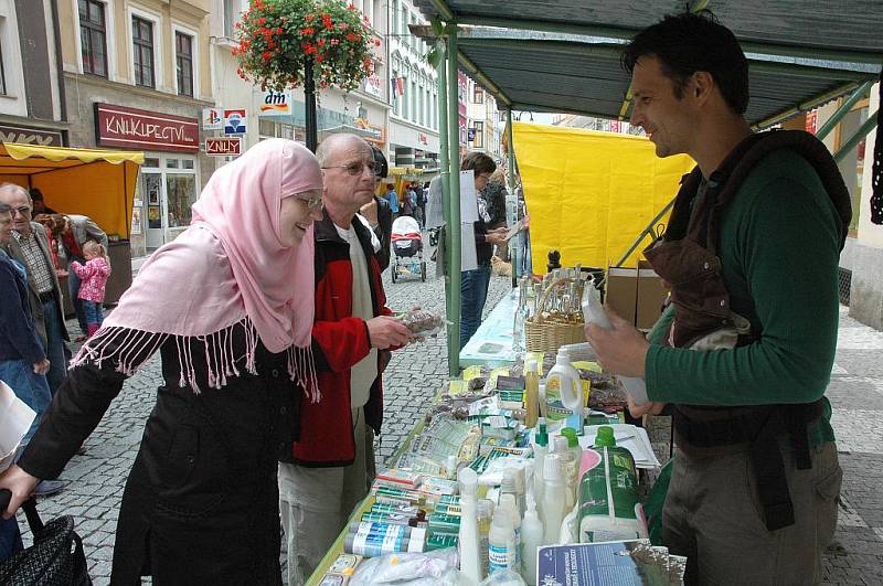 Tepličtí vykoupili premiérový biojarmark, farmáři museli zavřít stánky dřív