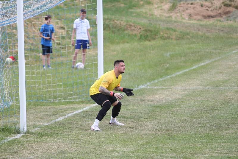 FK Novosedlice (v červeném) - SK Dobkovice 3:4