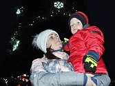 Rozsvícení vánočního stromu v Bžanech. Podívat se přišla také Kateřina Charamzová s 2,5letým synem Ládíkem.