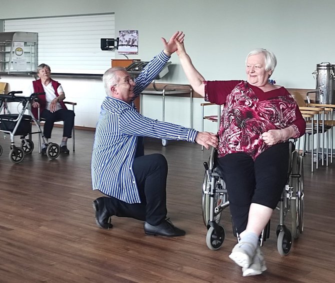 Petr Veleta roztančil seniory z Domova důchodců v Bystřanech. Dokonce i ty méně pohyblivé, co musejí být na vozíku.