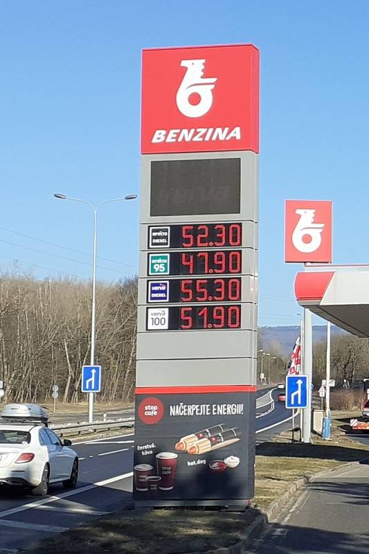 Benzina Dubská. Nafta 52.30 a Natural 47.90 korun. Ceny pohonných hmot v Teplicích, dopoledne 11. 3. 2022