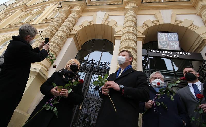 V Teplicích odhalili pamětní místo Jaroslava Kubery. S cigaretou