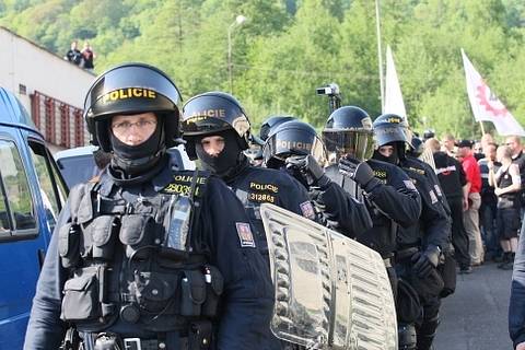 Do Krupky přijela Dělnická strana monitorovat situaci na místním sídlišti, Romové se bouří. Policie je ve střehu.