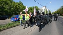 Do Krupky přijela Dělnická strana monitorovat situaci na místním sídlišti, Romové se bouří. Policie je ve střehu.