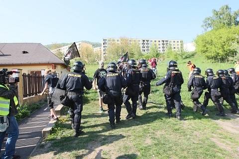 Do Krupky přijela Dělnická strana monitorovat situaci na místním sídlišti, Romové se bouří. Policie je ve střehu.