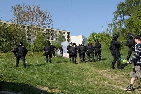 Do Krupky přijela Dělnická strana monitorovat situaci na místním sídlišti, Romové se bouří. Policie je ve střehu.