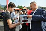 Hasičské dobrovolné sbory napříč krajem dostaly v sobotu dopoledne na městském stadionu v Krupce novou hasičskou techniku.