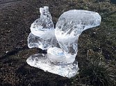 Sochy z ledu vytvořil Pavel Vrcula z Košťan.