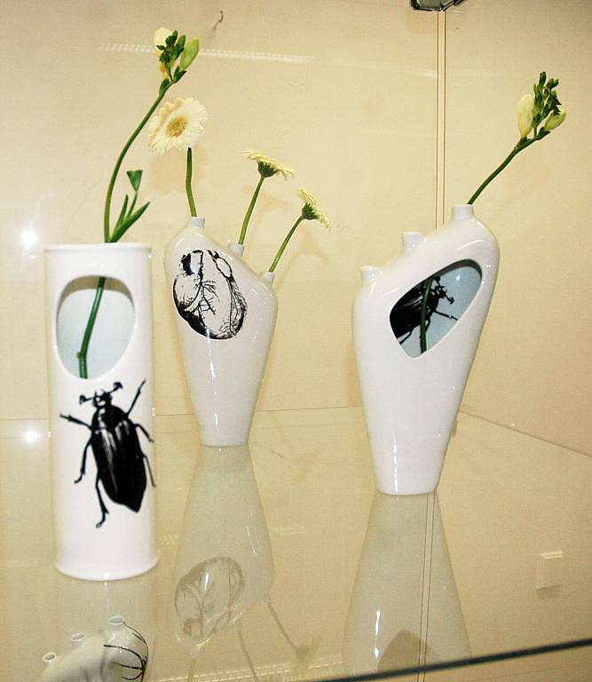 Výsledky Mezinárodního studentského porcelánového sympozia 2010 na téma „váza“ byly ve čtvrtek prezentovány při vernisáži ve Výstavní síni designu FUD v Dubí