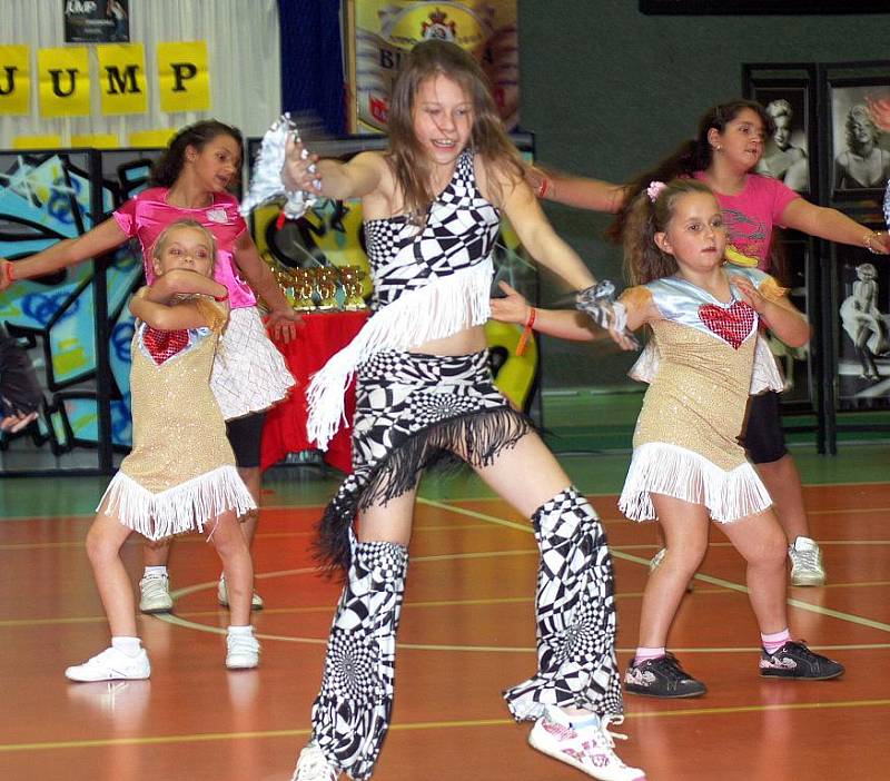 DO SPORTOVNÍ HALY SE SJELO 470 TANEČNÍKŮ Z CELÉ REPUBLIKY