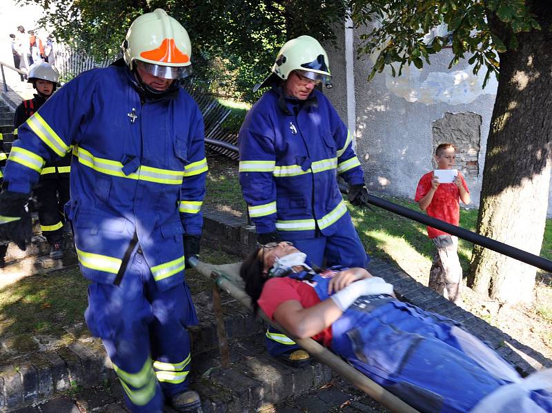 V kostele svatého Petra a Pavla v Jeníkově včera zasahovali hasiči. Z věže museli snést zraněného člověka. Nešlo o skutečný zásah, ale o cvičení. „Účastnili se ho dobrovolní hasiči a jednotka profesionálů ze stanice Duchcov,“ řekl mluvčí krajských hasičů 