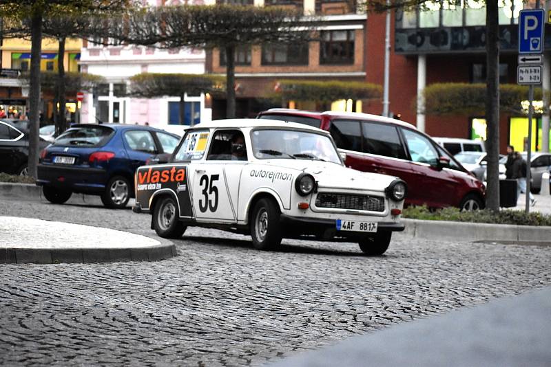 Závodní veteránská auta v Teplicích, v rámci Rallye Praha Revival, Memoriál Dalibora Janka 2022.