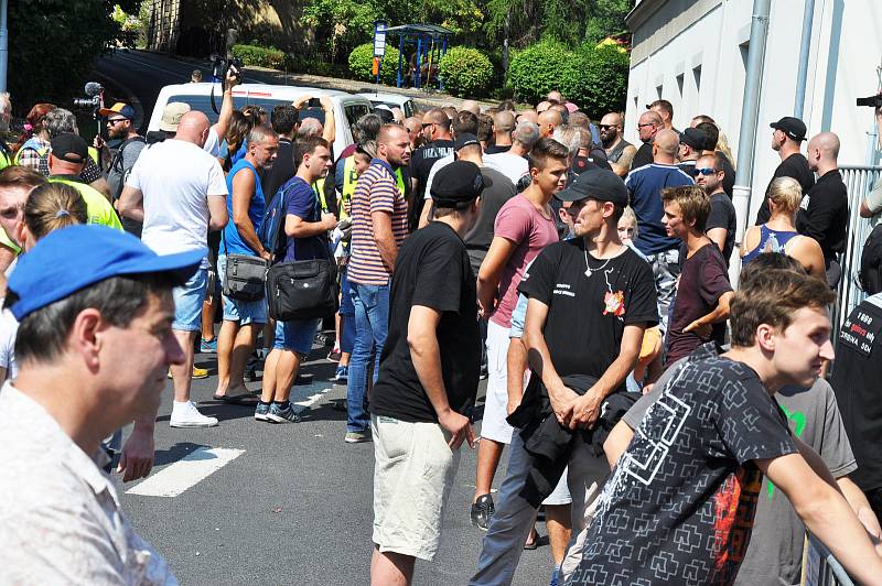 Demonstrace DSSS za nedávný incident na koupališti se konala před budovou MěÚ v Dubí.