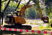 Probíhá revitalizace rybníku v Zámecké zahradě Teplice.