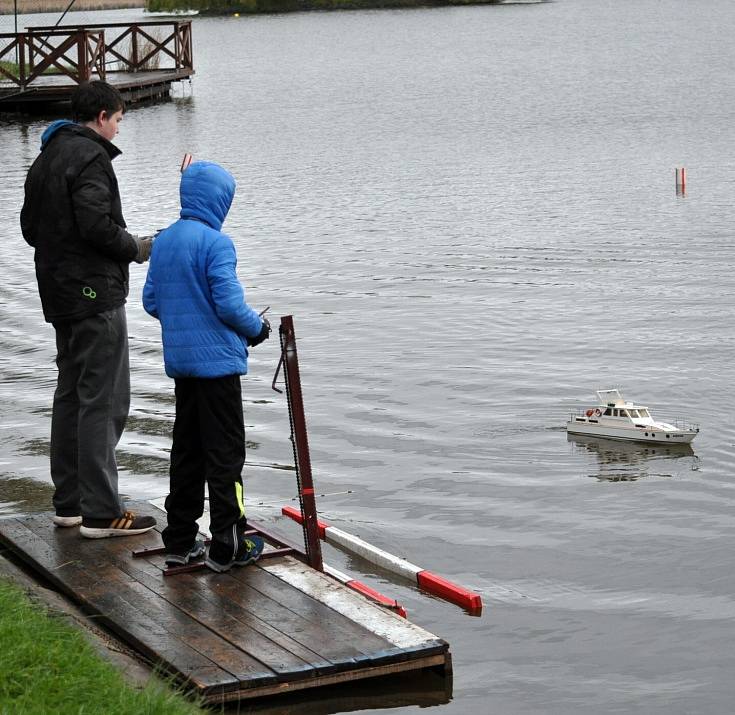 Klub lodních modelářů v Royal Duchcov uspořádal na zahájení sezóny závody modelů lodí řízených rádiem na rybníku Barbora.