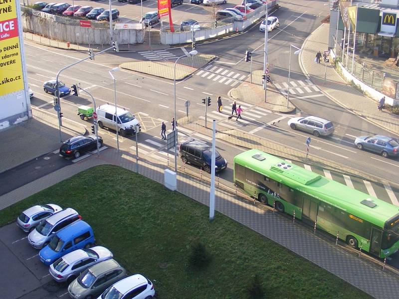 Takovéto situce vznikají na křižovatce na Masarykově ulici, před budovou policie. 