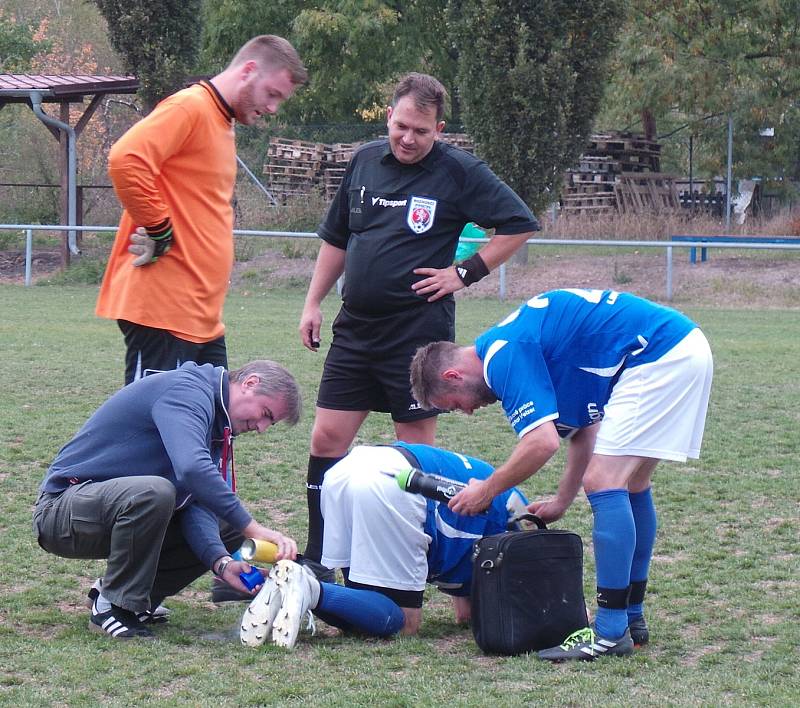 Slovan Sobědruhy nečekaně porazil lídra okresního přeboru TJ Oldřichov B. Diváci byli spokojení a domácí borci si po zápase užili tradiční vítězný pivní rituál. Martin Klinkáček přihlíží ošetřování svého bratra Marka.