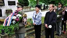 Pietní akt k uctění památky francouzských vojáků, kteří zahynuli za druhé světové války v zajateckých táborech na Teplicku, se konal na hřbitově v Bystřanech.