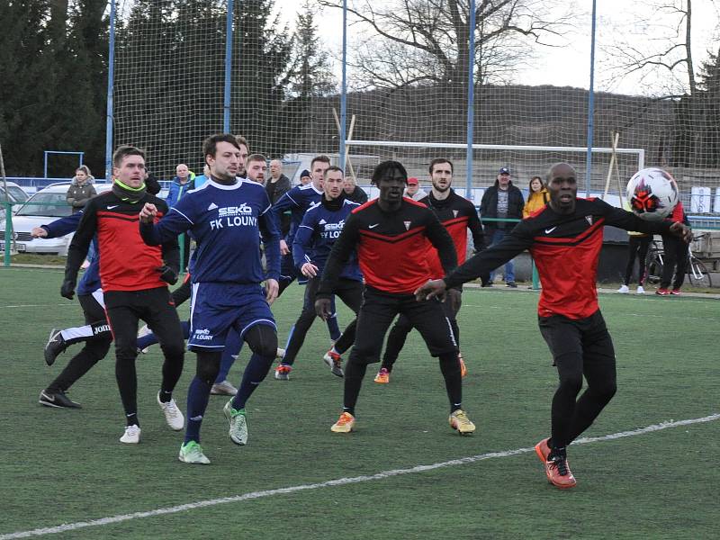 Fotbalisty Loun (v modrém) sice trápí velká marodka, ale i tak si proti Třeboradicím s chutí zastříleli.