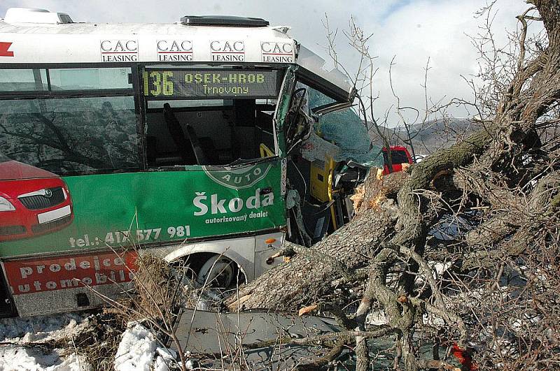 Nehoda autobusu u města Hrob