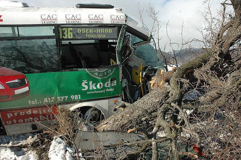 Nehoda autobusu u města Hrob