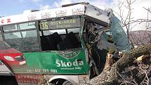 Nehoda autobusu u města Hrob