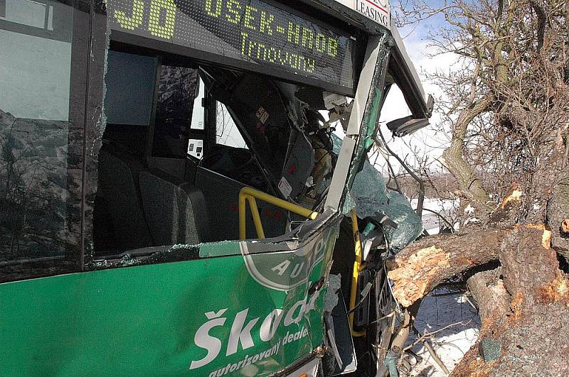 Nehoda autobusu u města Hrob