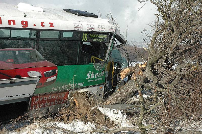 Nehoda autobusu u města Hrob