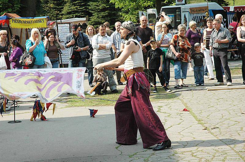 Májový jarmark lákal stovky lidí