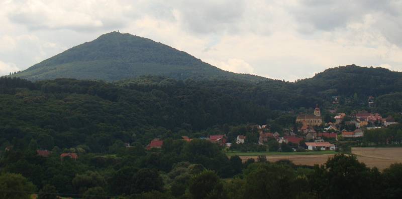 Milešovka z pohledu od Bořislavi. 