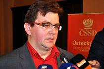 Předseda krajského výboru ČSSD za Ústecký kraj Miroslav Andrt odpovídá na otázky novinářů na krajské konferenci v Teplicích.