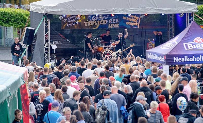 Přes tisíc lidí navštívilo čtvrtý ročník festivalu Teplice free LIVE, který se odehrál v sobotu na náměstí Svobody.