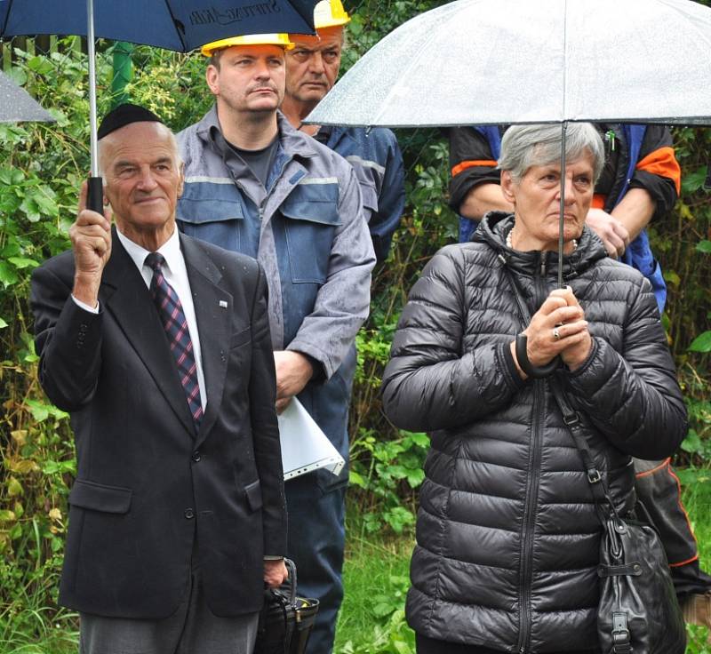 Židé měli na hřbitově v Sobědruhách německou návštěvu 