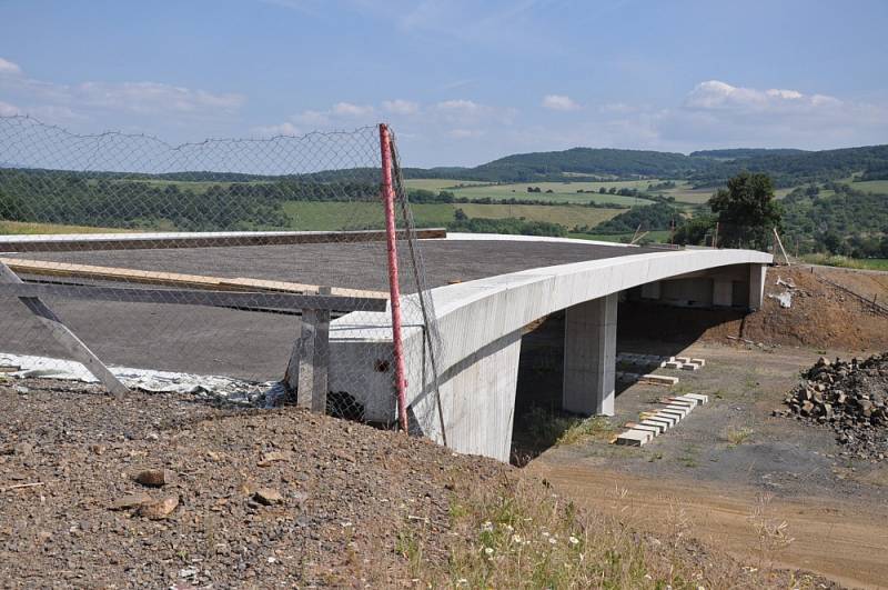 Stavba dálnice D8 v úseku mezi Radejčínem a Řehlovicemi.