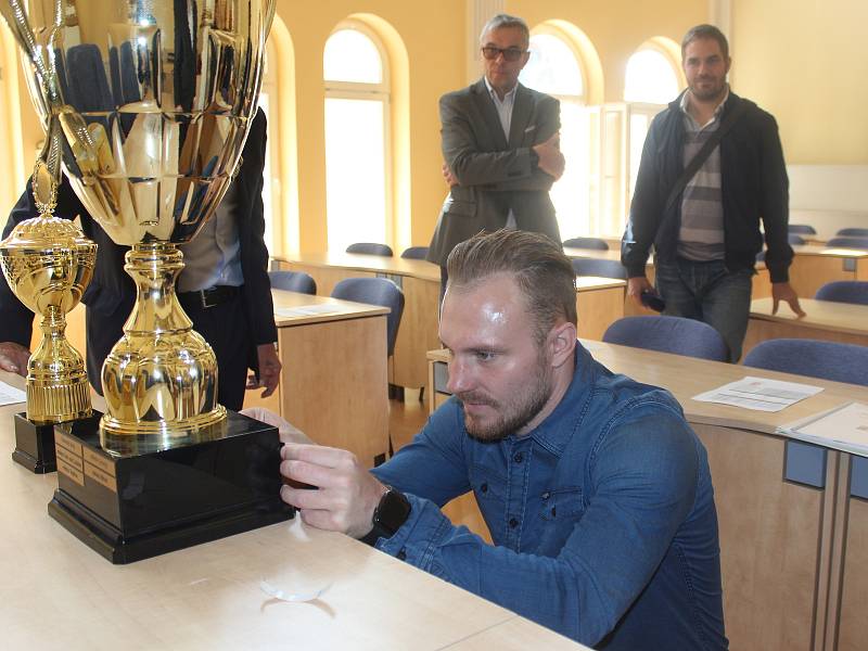 Jakub Hora dostal z rukou primátora města Teplice ocenění za výhru v anketě Sportovec měsíce března.