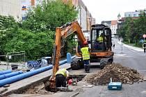 V Dlouhé ulici se provádí rekonstrukce poruchového vodovodu a nevyhovujícího úseku kanalizace a kanalizačních šachet, která částečně bude pokračovat do Papírové ulice.