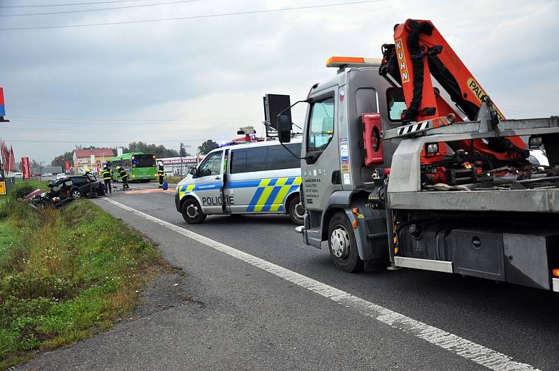 Tragická nehoda auta a autobusu u Srbic