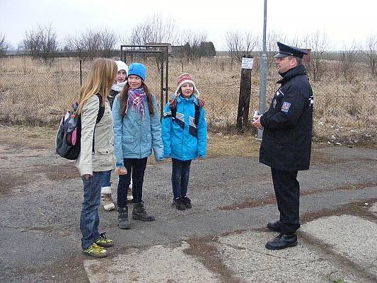 Policejní akce Zebra se za tebe nerozhlédne, v Žalanech u školy.