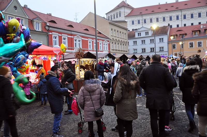 Bílina rozsvítila vánoční strom, kapela Lunetic zaplnila náměstí