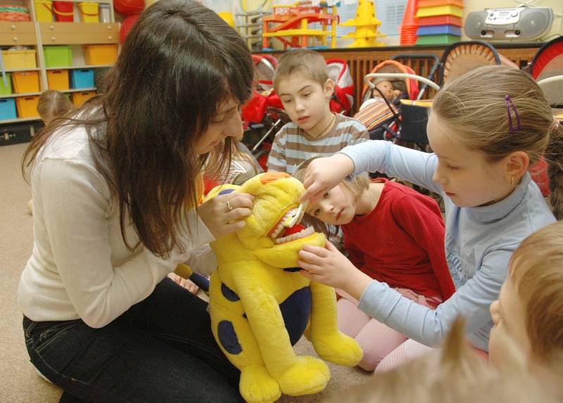 Preventivní akce v MŠ Sukova v Teplicích zaměřená na zdravé zuby.