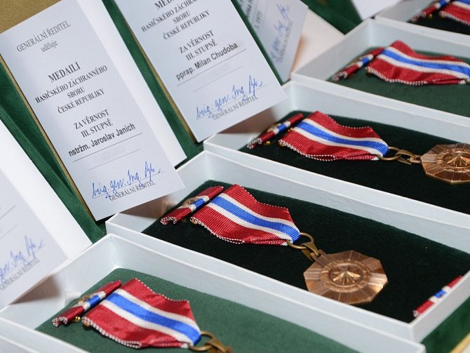 Hasiči obdrželi služební medaile 