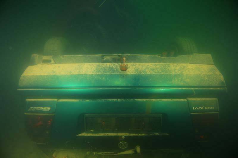 Sportovní potápěči objevili v minulých dnech ve Vápence v Lahošti na Teplicku čtyři utopená auta.