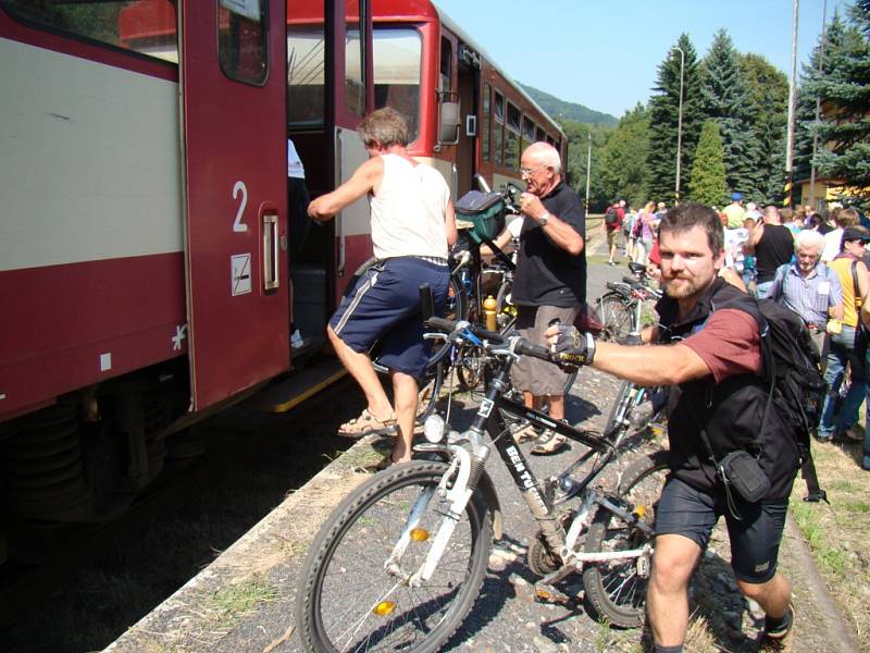 Vlaky do hor na trati Most - Moldava využívá spousta turistů i sportovců.