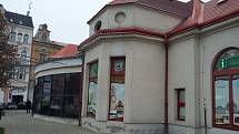 Objekt ve vnitřní části Benešova náměstí v Teplicích, funguje tam informační centrum a jsou tam také veřejné toalety.