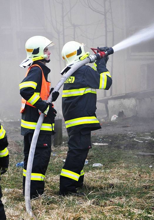 Hasiči zasahují v objektu bývalého učiliště. Bezdomovci si topili