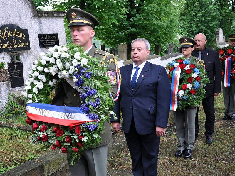 Pietní akt k uctění památky francouzských vojáků, kteří zahynuli za druhé světové války v zajateckých táborech na Teplicku, se konal na hřbitově v Bystřanech.