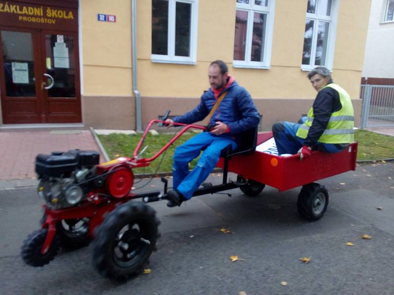 Nezbytné artefakty do volebních místností rozváželi v Proboštově na Teplicku pracovníci VPP obecními traktůrky.