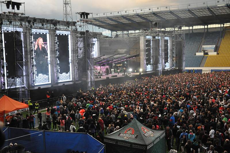 Koncert na teplickém fotbalovém stadionu v roce 2015.