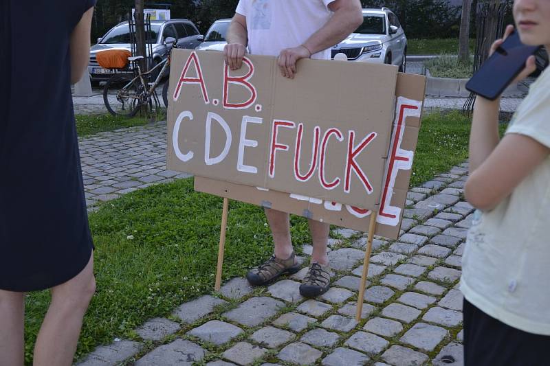 Autogramiáda premiéra Andreje Babiše na teplickém náměstí Svobody.